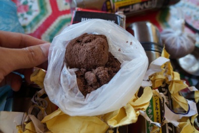  Chất lạ trong bình nước Trung Quốc rất độc